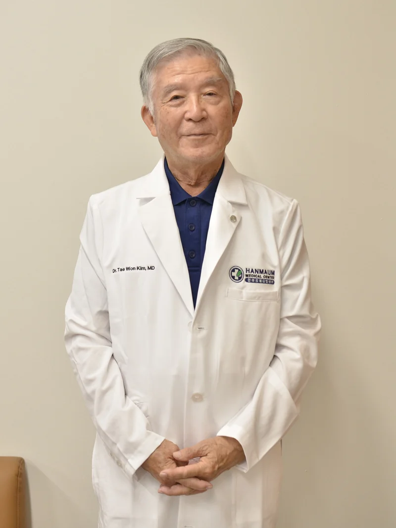 한마음 메디컬 센터의 태원 김 의사. Dr. Tae Won Kim, MD at Hanmaum Medical Center.