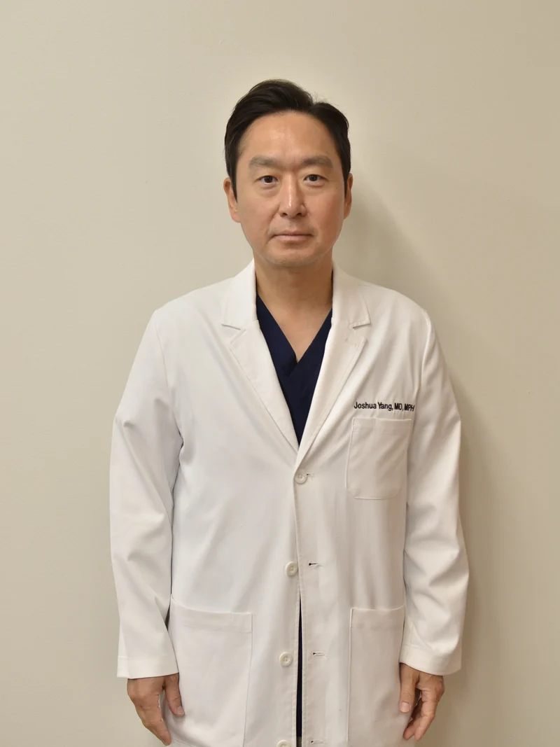 한마음 메디컬 센터의 주일 양 의사. Dr. Joo Il Yang, MD at Hanmaum Medical Center.