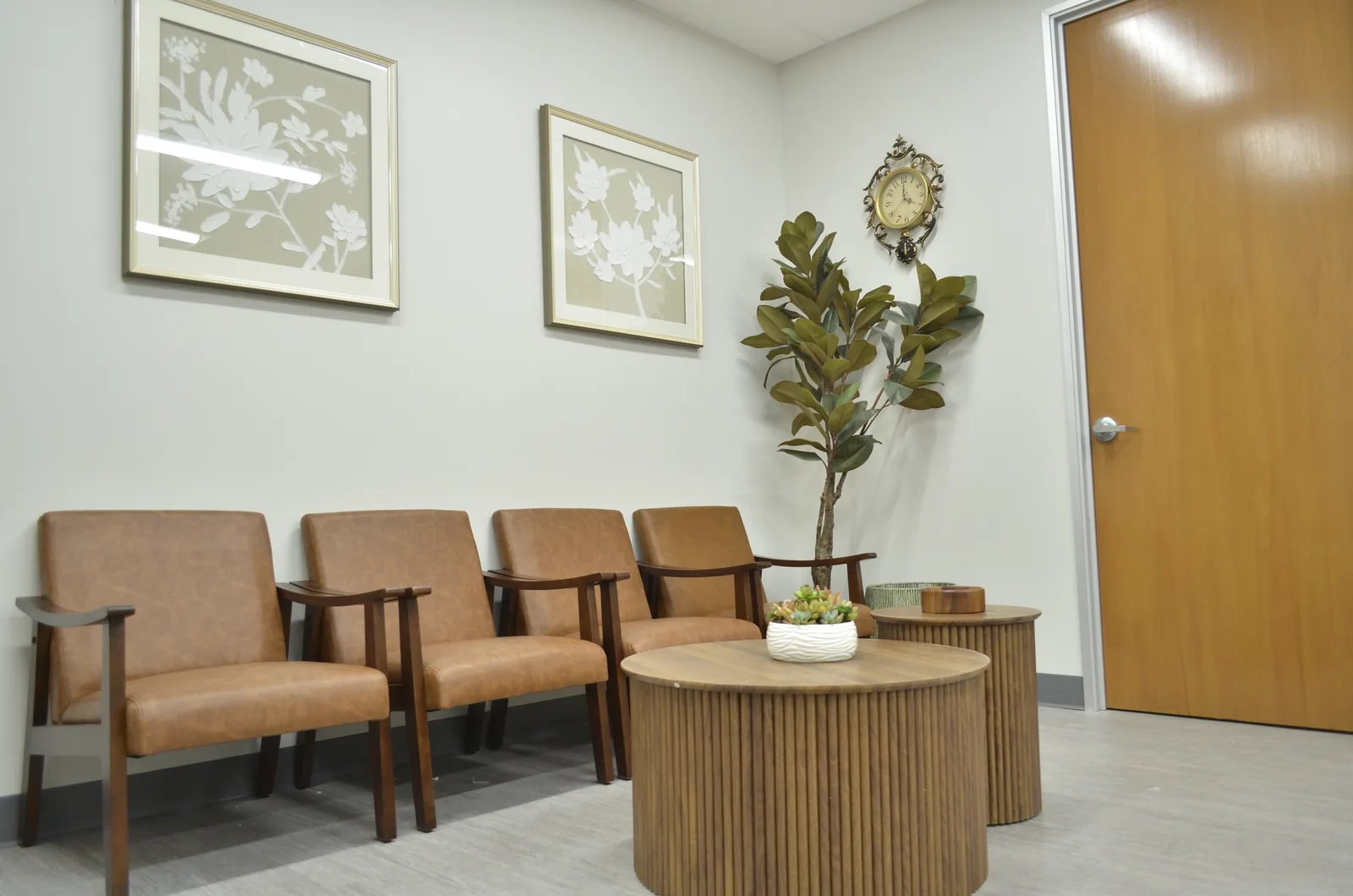 라구나 우즈 한마음 메디컬 센터의 편안한 대기실. The waiting room at Hanmaum Medical Center in Laguna Woods.